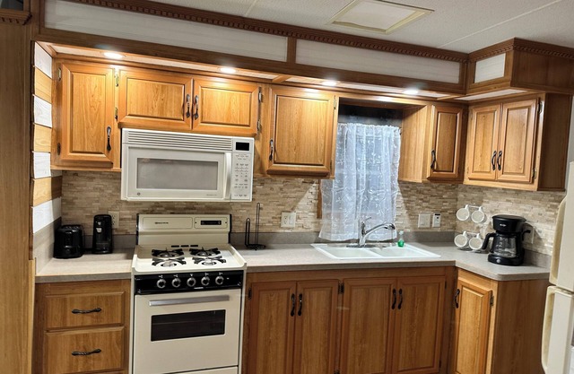 The Farm, a cozy camper in delightful Cosby with AC, WiFi