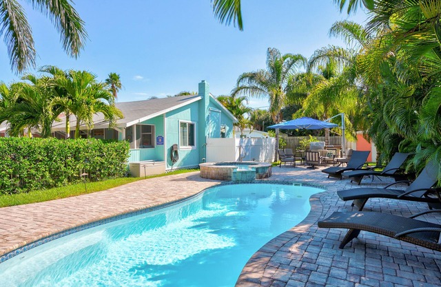 The Flamingo Cottage. Walk To Beach, Shops, Dining & Water Sports