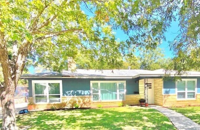 The Florence House, 2BD/1BA, Fenced Yard, Near Park, River
