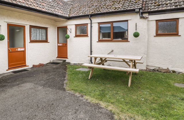 THE FOSSIL HUNTERS (NO5), family friendly, with a garden in Watchet