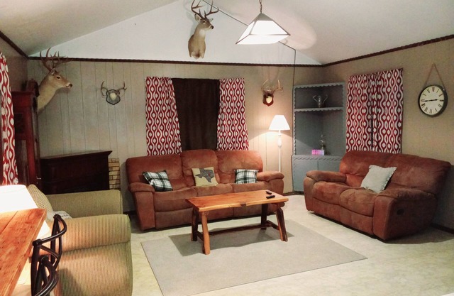 The Franklin Ranch Hunter's Cabin - 35 Minutes from Texas A&M football!
