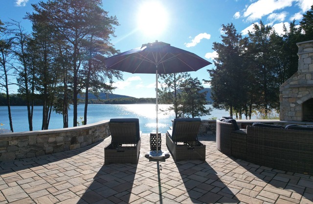 The Fun Spot 2 -Tranquil Home and Dock; Stunning Views of the Lake & Mtn- Enjoy!