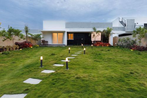 The Garden Retreat by StayJadePool2BHKLawn