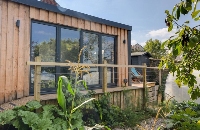 THE GARDEN STUDIO, family friendly, with a garden in Colyton
