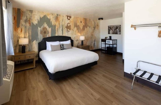 The Golden Spur Hotel - King Bed - Western Themed