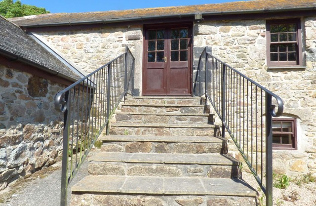 THE GRANARY, family friendly, character holiday cottage in Marazion