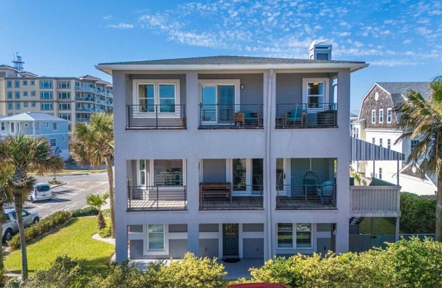The Grand Pelican - 5/4 - Oceanfront - Sleeps 12