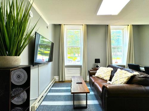 The Grayson at Park Place- cozy and fully updated with King bed free coffee and fast WIFI