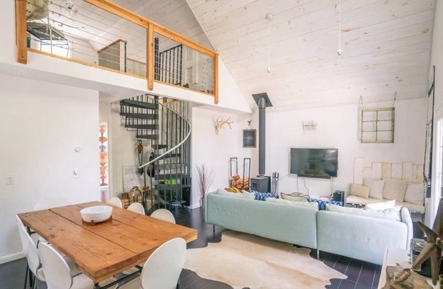 The Grove: Modern Lofted Cottage w/fire pit & 30 Min from Hunter Mountain