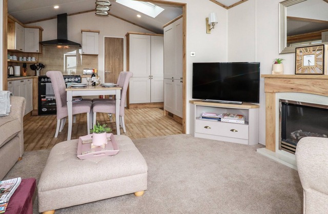 THE HARTLAND LODGE, family friendly, with pool in Goonhavern