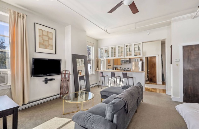 The Haus on Mirror Lake Suite 4