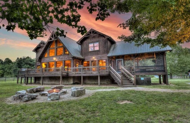 The Haven on Toccoa - River deck | Fire Pit | Hot Tub | Outdoor Fireplace
