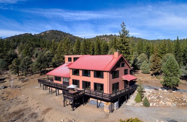 THE HAWK'S NEST RETREAT - A Stunning Family and Corporate Retreat