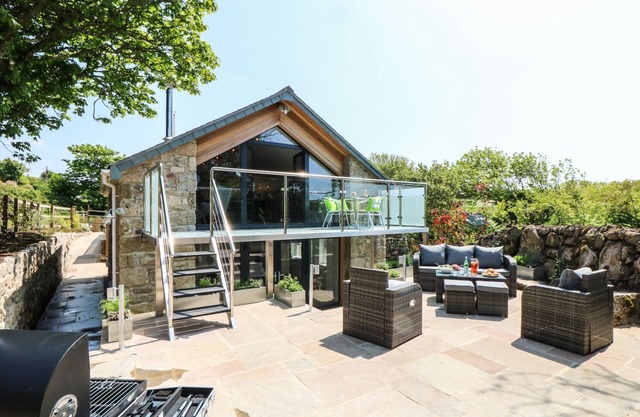 THE HAYLOFT, ST JUST, pet friendly, luxury holiday cottage in St Just
