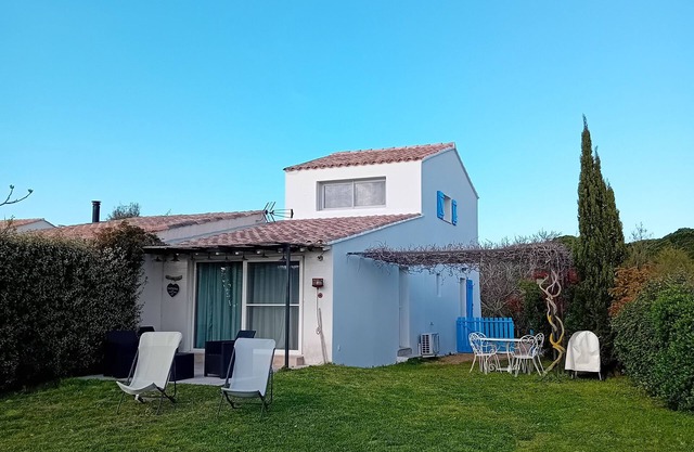 the heart of the Nature Park of the Camargue, charming apartment with large garden
