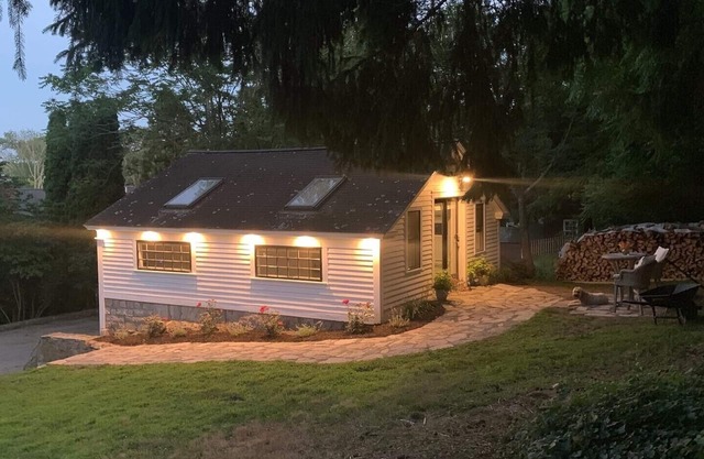 The Hemingway Carriage House - Romantic & Private Downtown Mystic Getaway