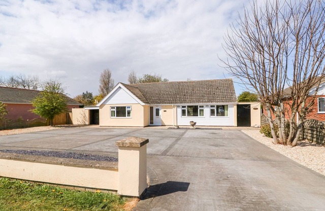THE HEMPLOE, pet friendly, with a garden in Sutton-On-Sea