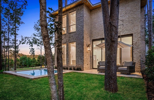 The Hide - Peaceful forest retreat just minutes from the city.
