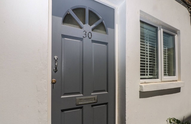 THE HIDEAWAY, family friendly, character holiday cottage in Southsea