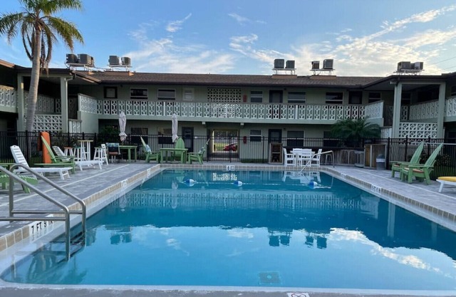 The Hideaway - Pool & 5 Minutes from the Beach