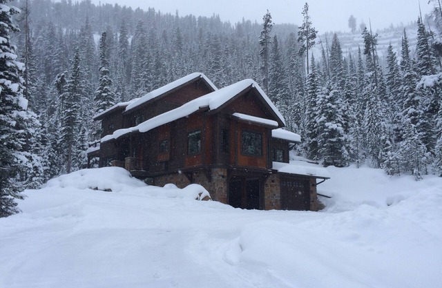 The Hideout - A cozy, Ski in/Ski out home in Big Sky with Elevator