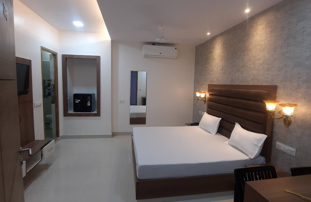 THE HIGHCLASS HOTEL