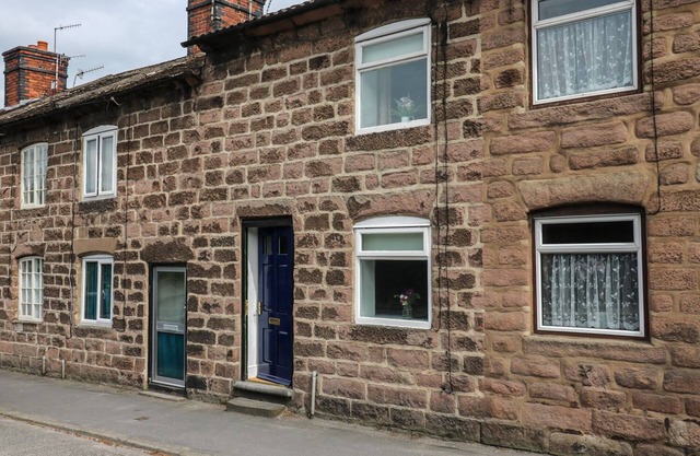 THE HILL, character holiday cottage, with a garden in Cromford