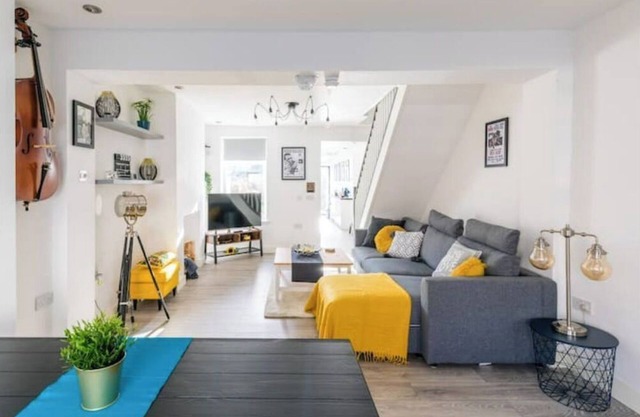 The Hollywood - Large Beautiful 3 Bedroom House