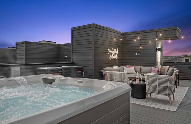 The Hubb House - Hot Tub + Rooftop Lounge!