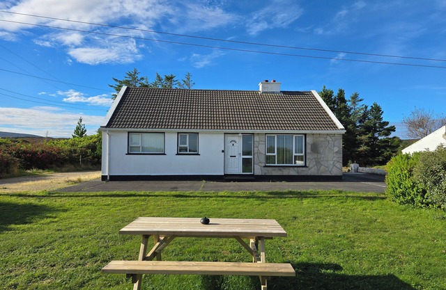 THE ISLAND'S VIEW, pet friendly in Gortahork, County Donegal