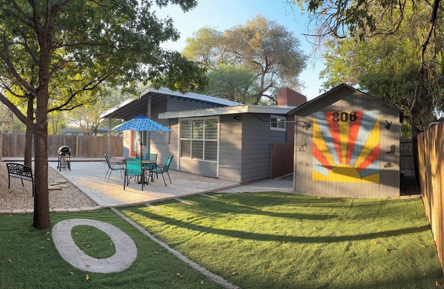 The Jetson - Retro Mid-Mod Retreat Near TTU & Med District!