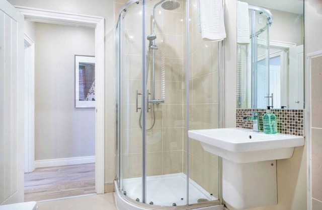 The Klimt-1 bd Stylish Ap (Gold Short Term Stays)
