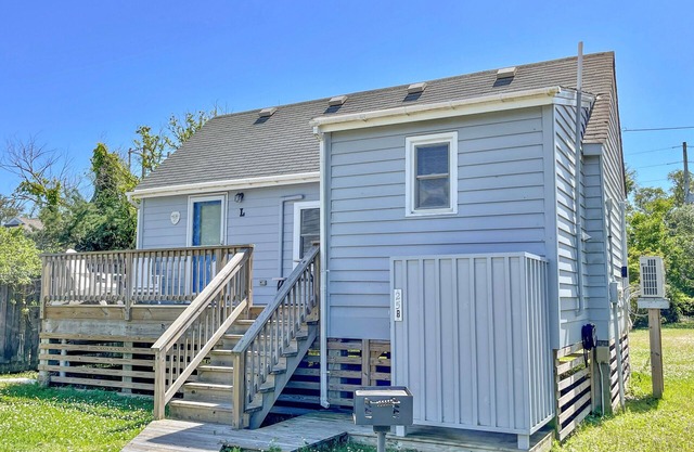 The 'L': Located in a quiet private setting. Dock.