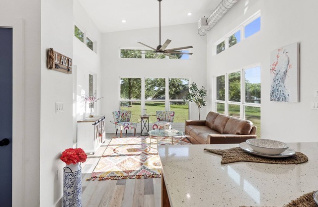 The Lake House, Pond, 3 Min to Lake, Pets Ok