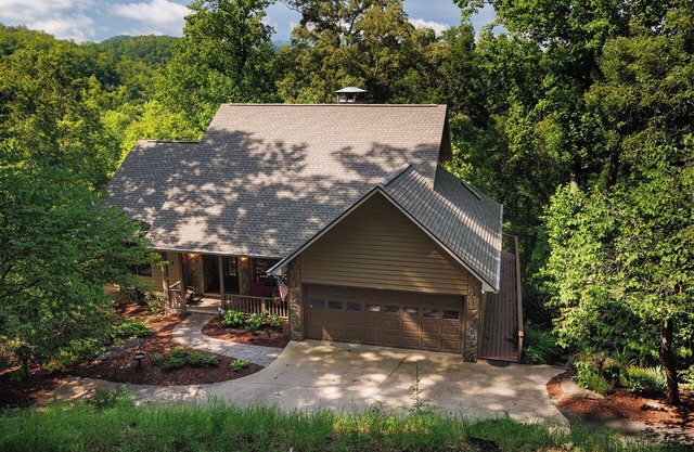 The Lake Wood with private dock access on Lake Fontana!