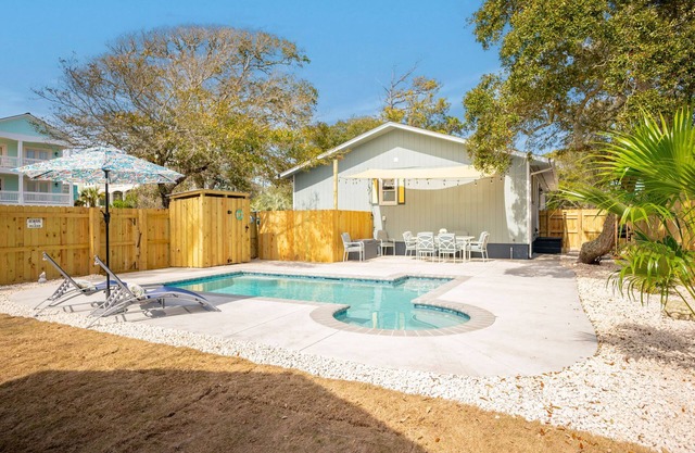 The Lazy Pelican: Centrally Located and a Short Walk to the Beach