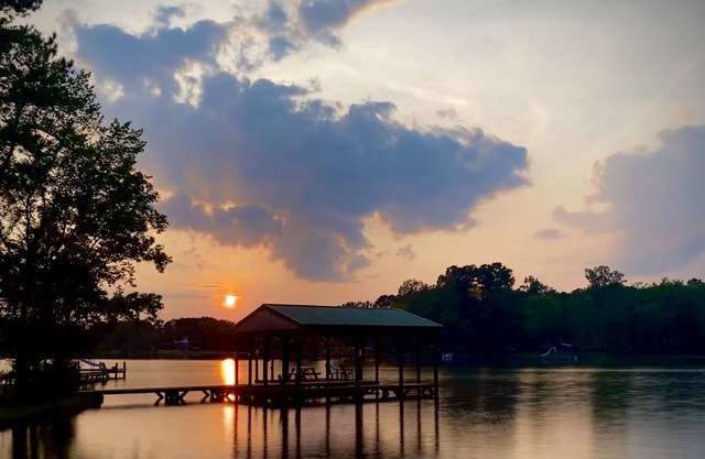 The Lazy Worm Getaway - Entire cabin with private boat ramp and covered dock