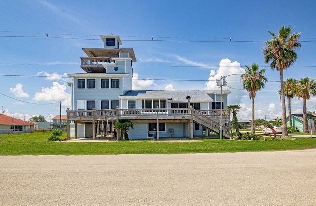 The Lighthouse - Beachfront - Perfect for Groups