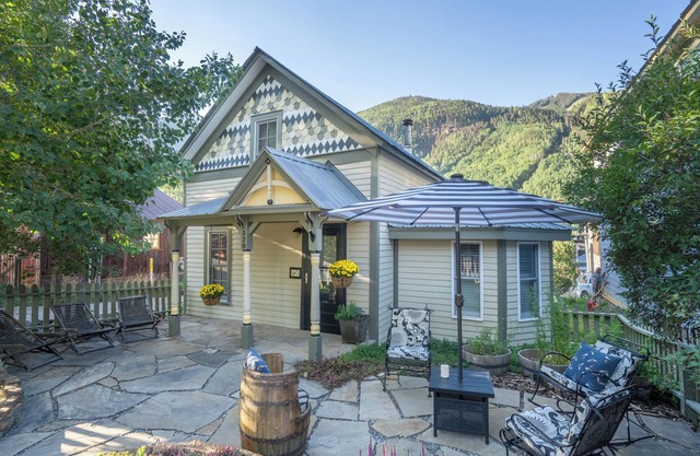 The Lily Pad~Heart of Telluride, 2 blocks to Skiing, 2 outdoor spaces, sunnyside