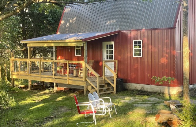 The Little Barn on the Hill.NEW! min. from town. Great back porch view w/Loft