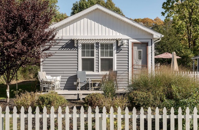 The Little Haven: Charming 2 bedroom beach cottage in South Haven!