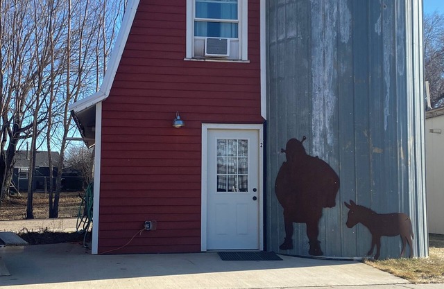 The Little Red Barn - Lakeside Tiny Home Rental -Sleeps 4 - Spiral Staircase