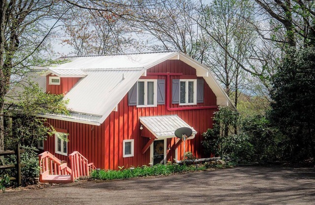 The Little Red Barn w/Spectacular Views & Less than 1 mile - Blue Ridge Parkway