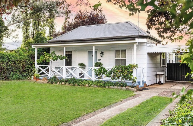 The Little White Cottage Country Elegance Near CBD
