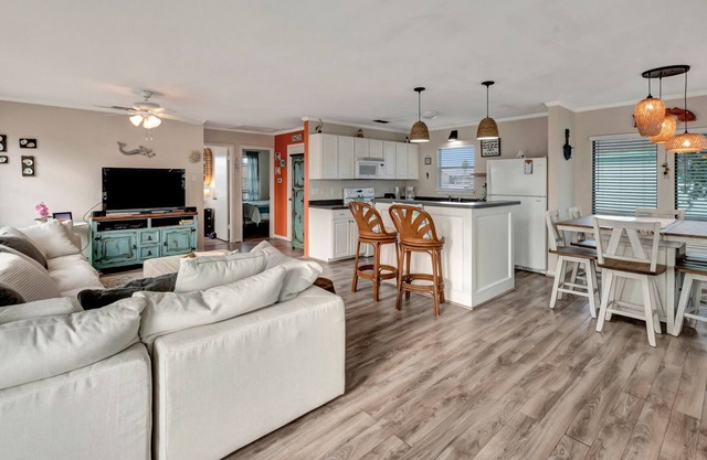 The Live Oak House is family friendly in a quiet area 2 blocks from the beach