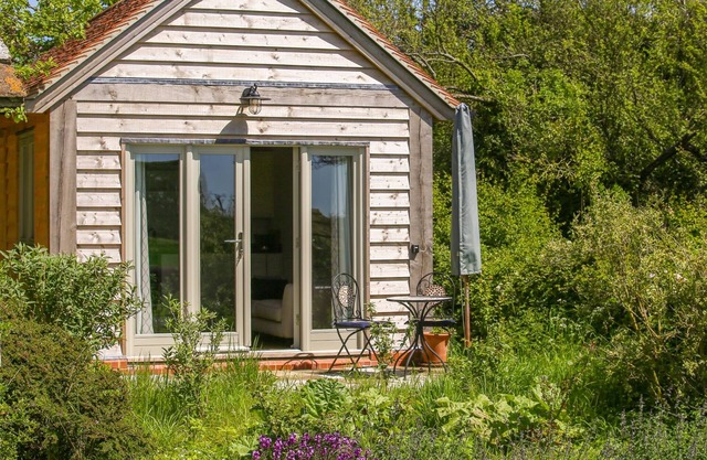 THE LODGE AT MORTONS, romantic, luxury holiday cottage in Malmesbury