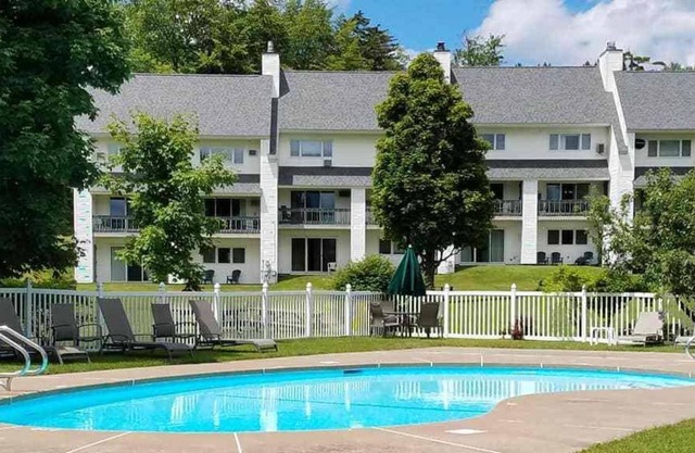 The Lodge condo at Mt. Mansfield in Stowe - Ski-in / Ski out - Pool - Tennis-A/C
