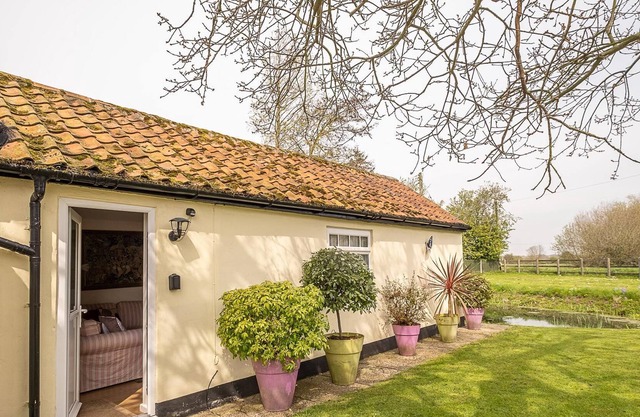 The Lodge, Thatched Cottage - sleeps 4 guests in 2 bedrooms