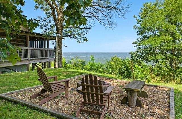 The Lookout at Mentone-log cabin with hot tub & amazing views!