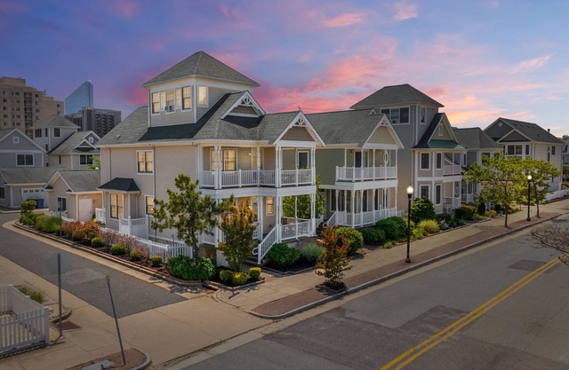 ❤️ The Lucky Beach House! Steps to Beach, Restaurants, and Fun! Amazing Views!